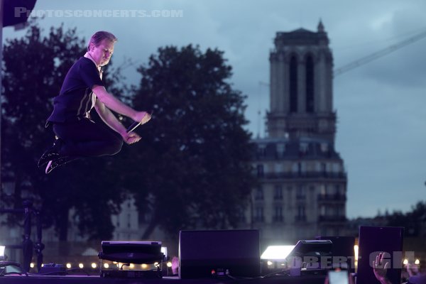 FRANZ FERDINAND - 2023-06-29 - PARIS - Parvis de l'Hotel de Ville - Alex Kapranos